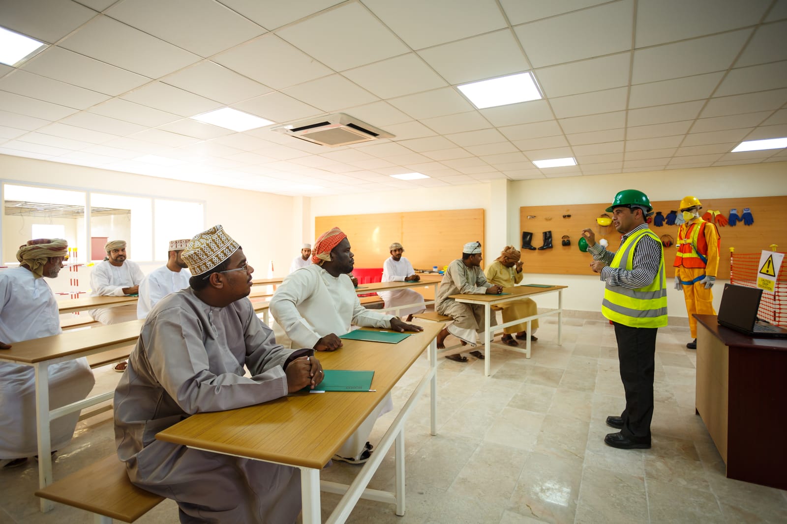 A supervisor session in the training hall
